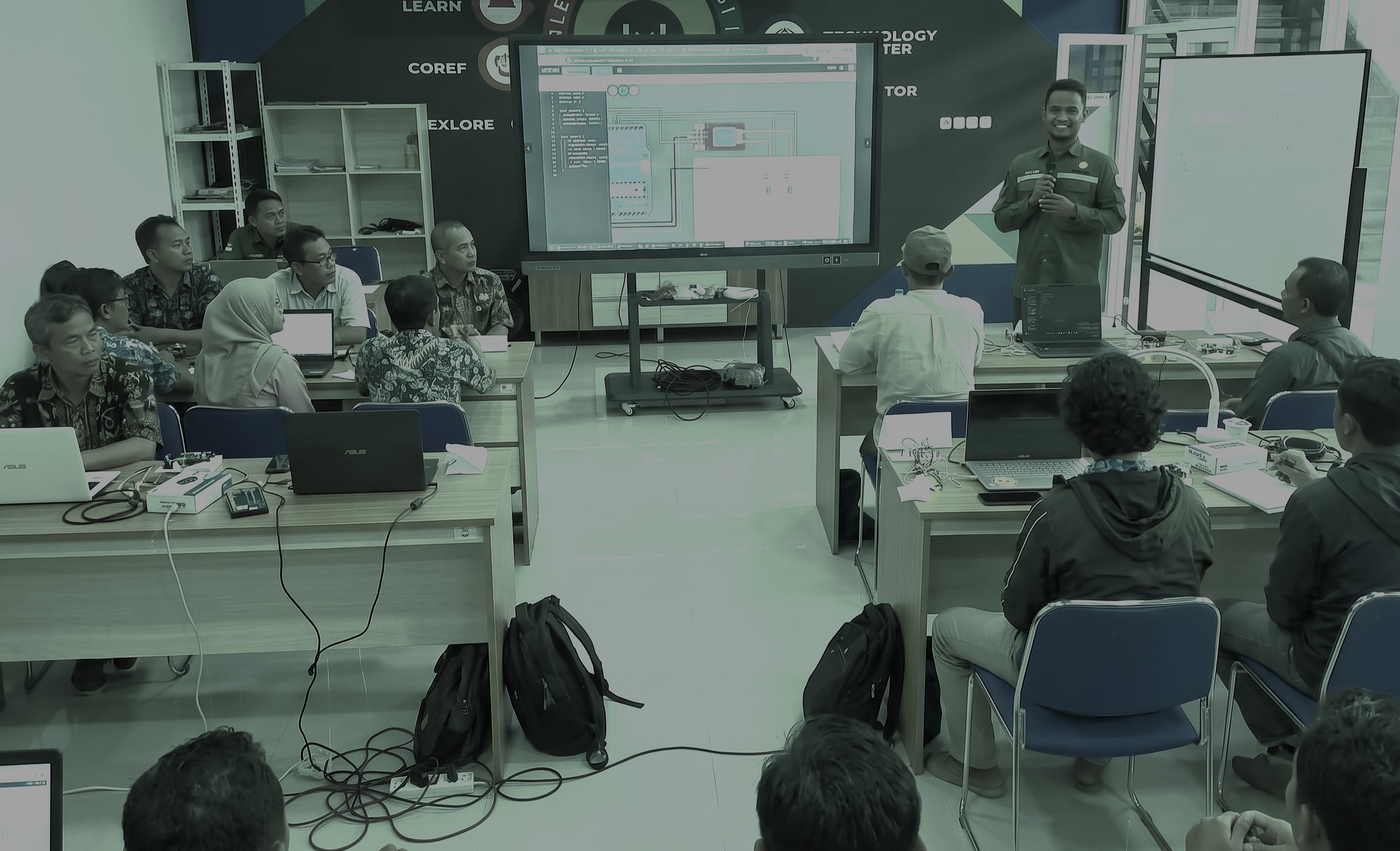 Pelatihan smart farming untuk petani dengan perangkat IoT
